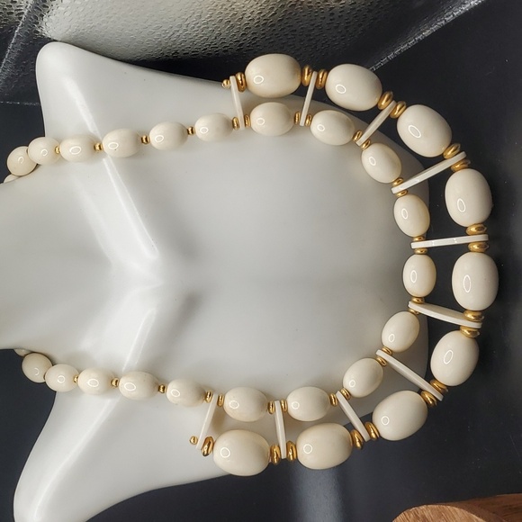 Overflow African eggshell bib necklace‎ - Picture 1 of 2